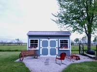 Tuinhuisjes met overkapping en passende bestrating voor de tuin
